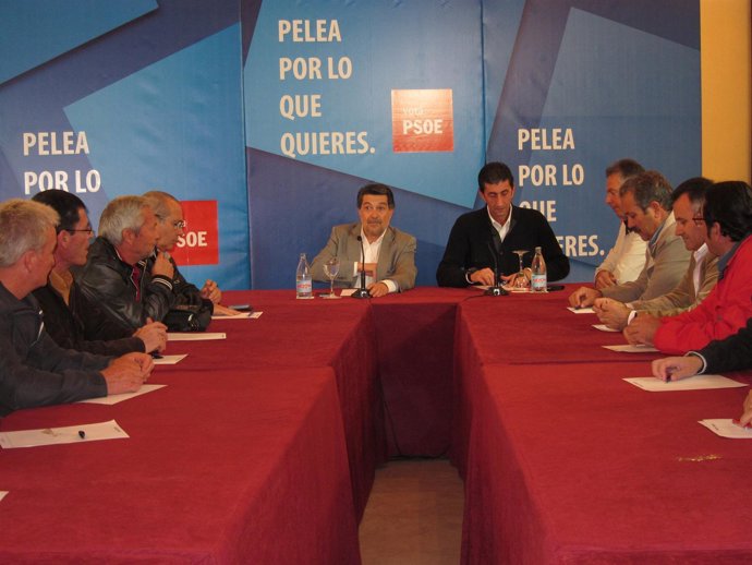 El Candidato Del PSOE Al Congreso, Javier Barrero, Y Trabajadores De Astilleros.