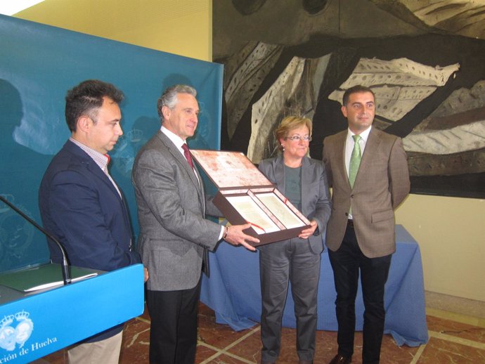 La Presidenta De La Diputación De Huelva, Petronila Guerrero, Con Paulino Plata.