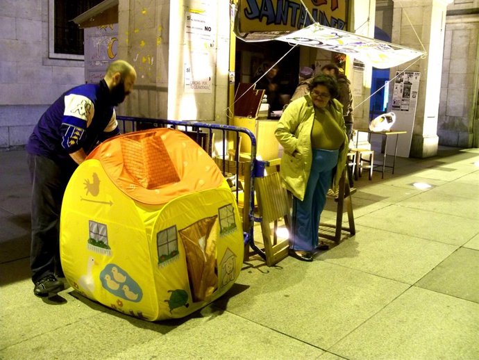 Colocación De La Primera Tienda En La Nueva Acampada