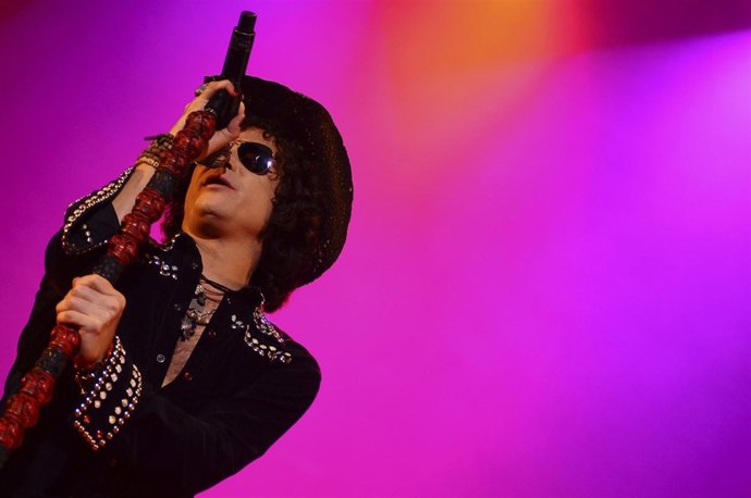 El Cantante Zaragozano Enrique Bunbury Durante Un Concierto