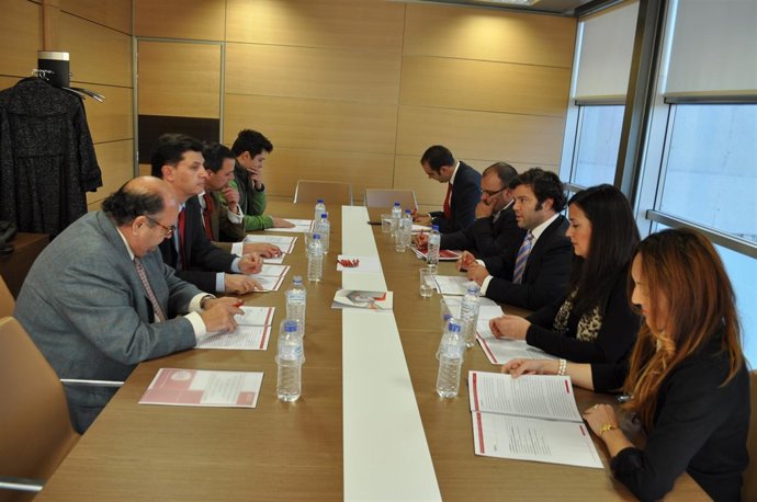 Sostres Se Reúne Con Integrantes De AJE