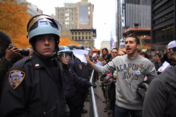Manifestantes Del Movimiento 'Occupy Wall Street' Intentan Acampar En Nueva York