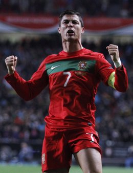 Cristiano Ronaldo Celebra Un Gol Con Portugal