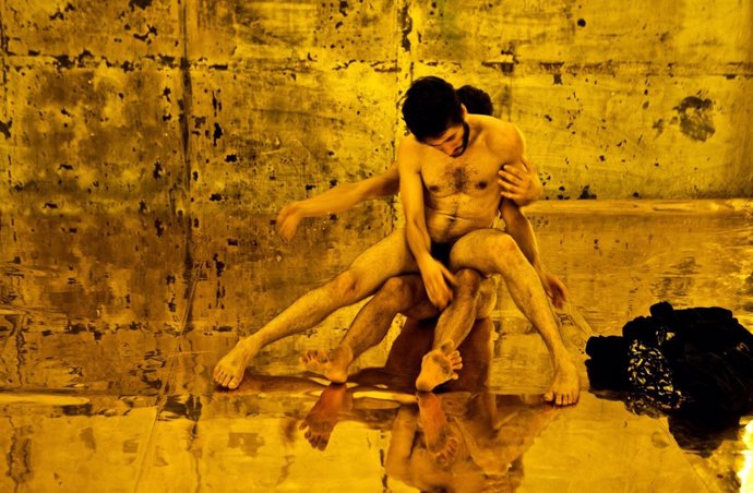 'Dressed Undressed'  De Oktana Danza Teatro En El Mes De Danza