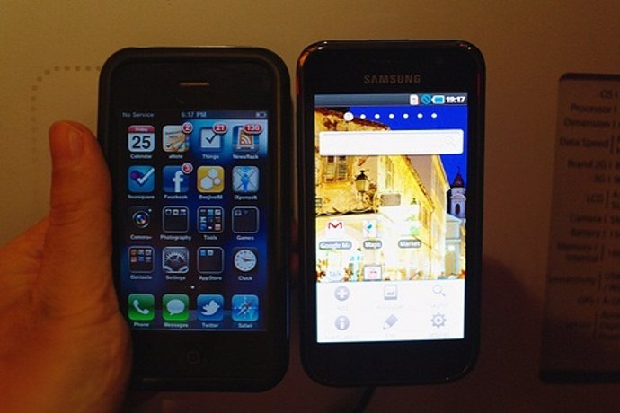 Iphone 4 (Izquierda) Y Samsung Galaxy II