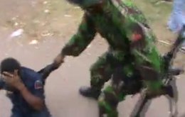 Escena Del Vídeo Que Muestra A Un Soldado Indonesio Golpeando A Un Civil