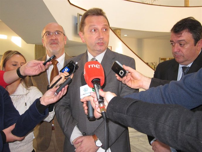 El Consejero De Empleo De La Junta, Manuel Recio, Ante Los Medios.