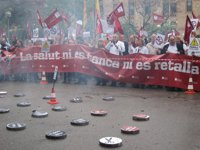 Un millar de médicos convierte la entrada de Salud en un campo de minas de recortes
