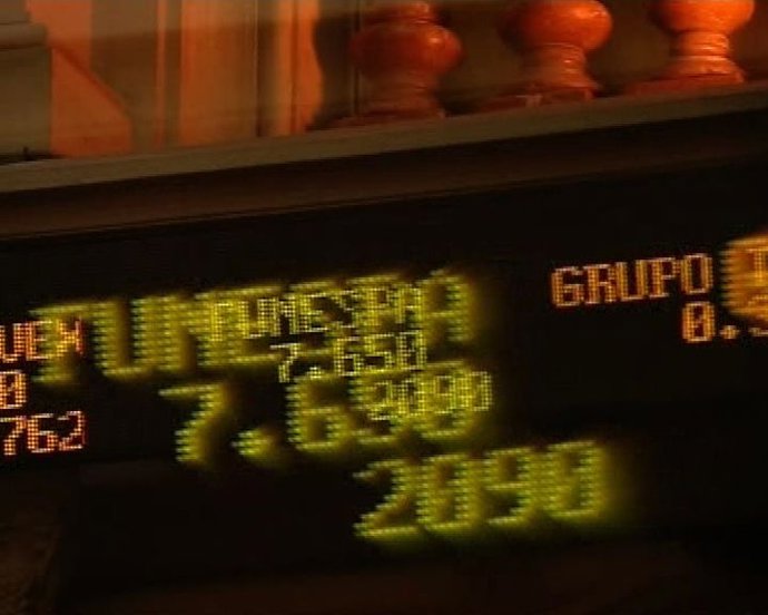 El Ibex baja un 0,7% en la apertura con la prima en máximos 