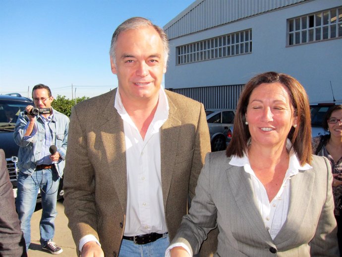 González Pons Junto Con Maritina Hernández En Alcácer