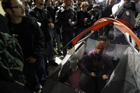 Los manifestantes de la Universidad de California montan tiendas de campaña