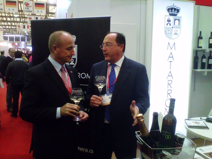 Miguel Sebastián Con El Presidente De Bodegas Matarromera En La Feria Food&Hotel