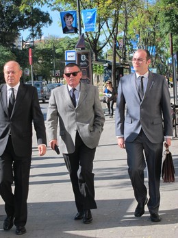 Gil Eguino, En El Centro, A Las Puertas Del Palacio De Justicia