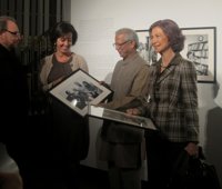 Doña Sofía y el profesor Yunus visitan la muestra sobre el premio Nobel, solicitada ya en Madrid y Bangladesh