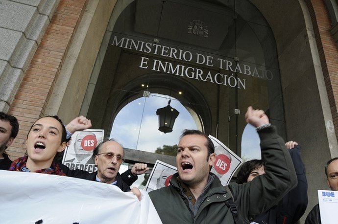 Anticapitalistas Ocupan En Hall Del Ministerio De Trabajo