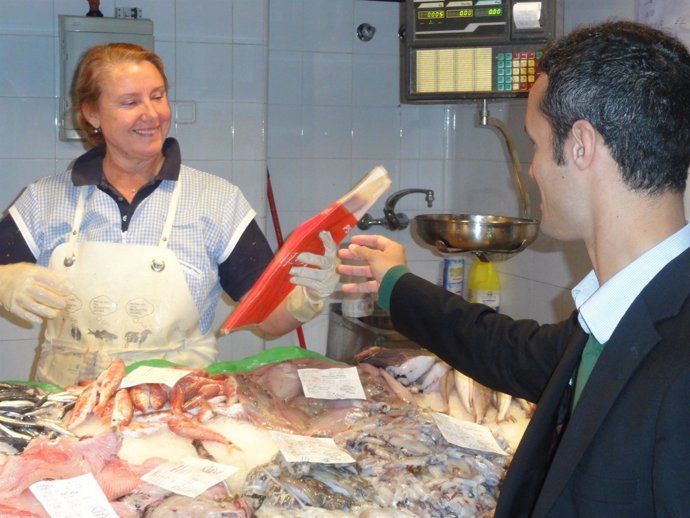 Martín Habla Con Una Pescadera En El Mercado De Santa Catalina