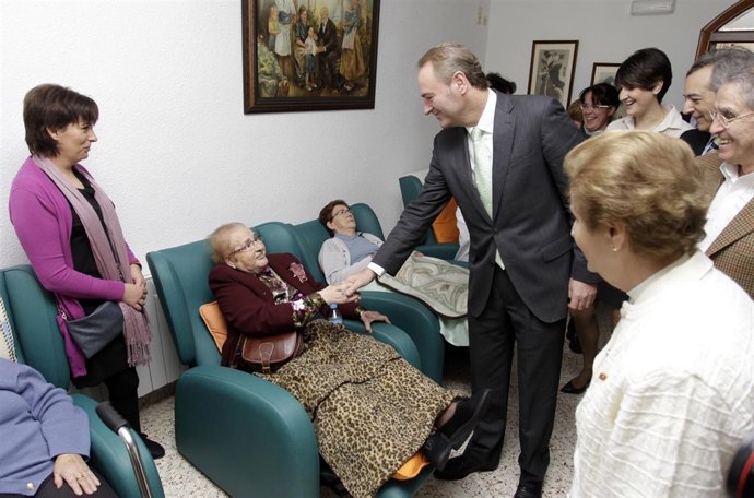 Fabra Visita Una Residencia De Ancianos De Enguera