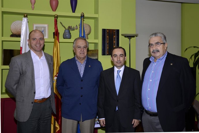 El Consejero De Educación Con El Presidente De La Federación Cántabra De Golf