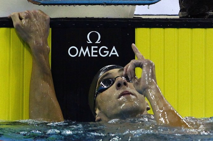 El Nadador Estadounidense Michael Phelps Celebra Su Oro En 200 Mariposa