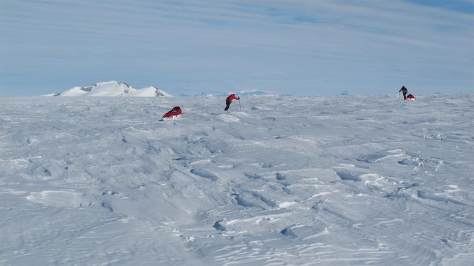Juan Vallejo, Mikel Zabalza Y Alberto Iñurrategi A Su Llegada A La Base Novozale