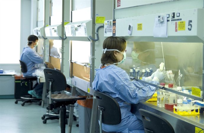 Investigadores Realizando Experimentos En Laboratorios Del Irsicaixa