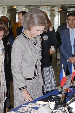La Reina Doña Sofia Mirando Una Exposición