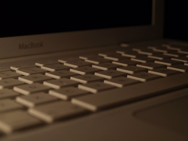Macbook ordenador oscuro
