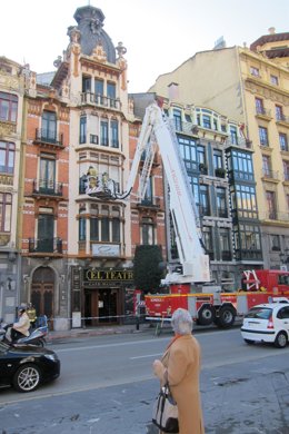 Los Bomberos Inspeccionan La Fachada De Un Edificio