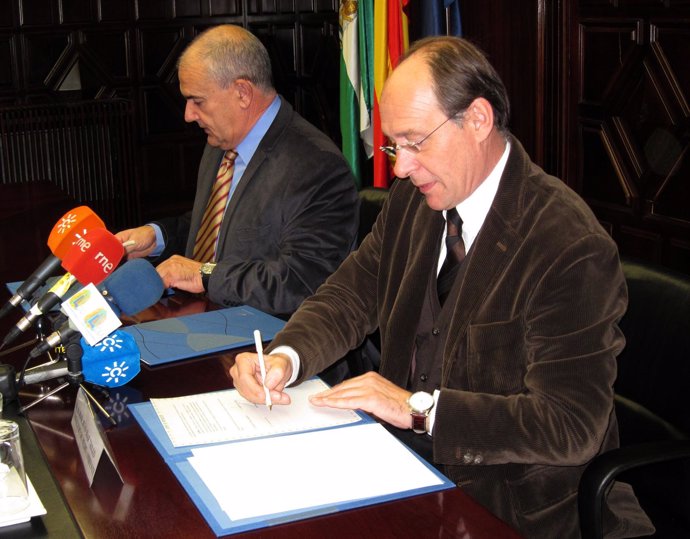 Presidente De Cepes, Antonio Romero, Y El Consejero José Juan Díaz Trilo