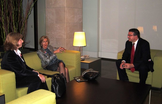 Rosa Díez Conversa Con Manuela Nicolás Y Fernando Llopis