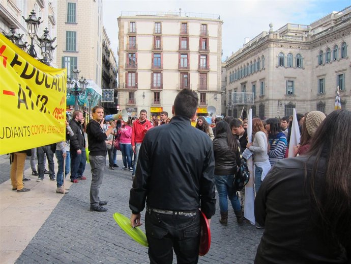 Alumnos Catalanes Protestan Contra Los Recortes