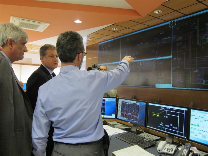 Arasti Visita El Centro De Control De E.ON España En El Polígono De Candina