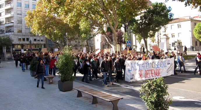Manifestación De Estudiantes En Contra De Recortes Y Por La Educación Pública