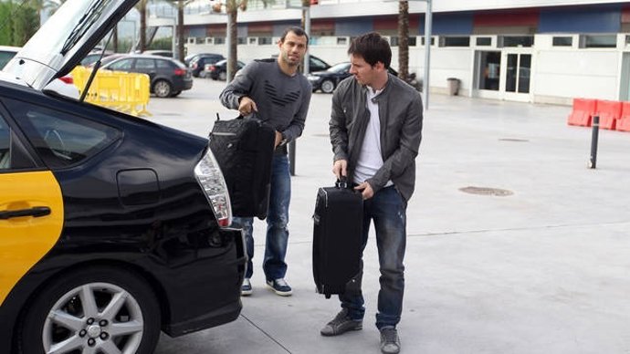 Los Jugadores Del FC Barcelona Javier Mascherano Y Leo Messi