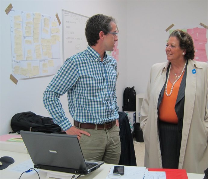 Barberá Junto A Uno De Los Emprendedores Que Acoge El Bbooster