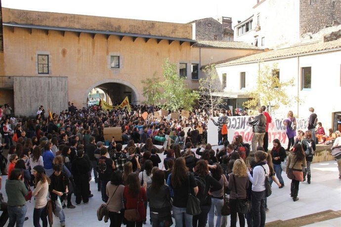 Centenares De Estudiantes Protestan Contra Los Recortes