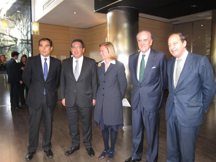 El Presidente De FCC, Baldomero Falcones, Con Representantes De Instituciones