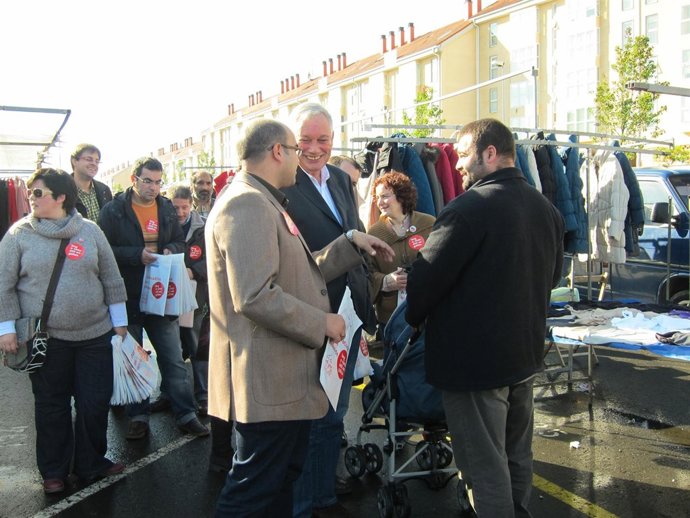 Guillerme Vázquez Reparte Información Del BNG En La Feria De Salguieriños