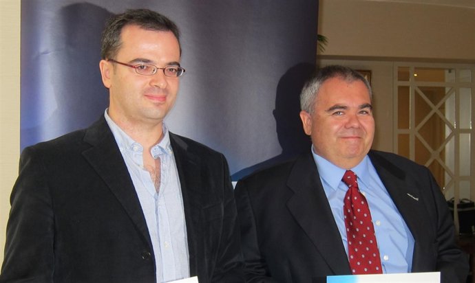Imagen De Los Premiados: Luis Calvo De Fly News Y Javier Noriega, De Cinco Dias
