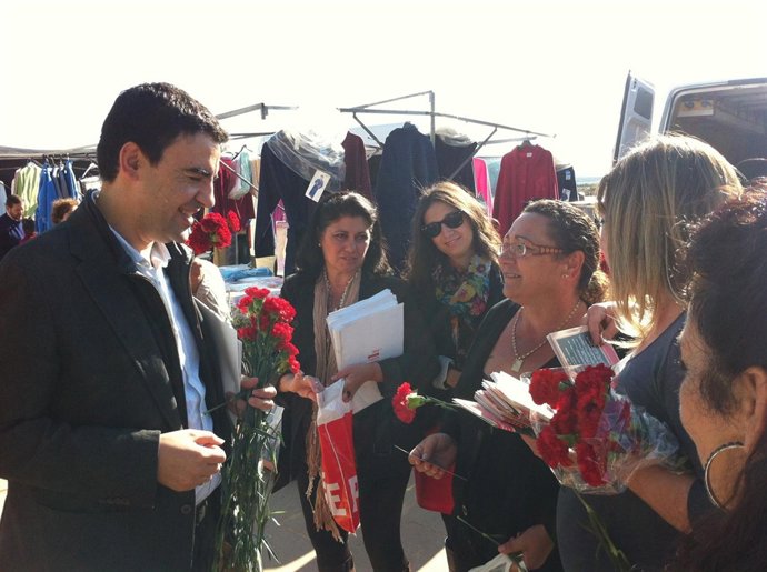 El Portavoz Socialista En El Parlamento Andaluz, Mario Jiménez, En Un Mercadillo