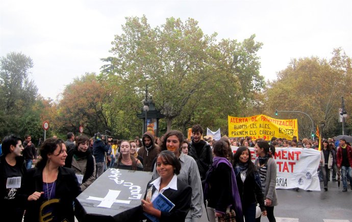 Estudiantes Universitarios Y De Secundaria Se Manifiestan En Valencia