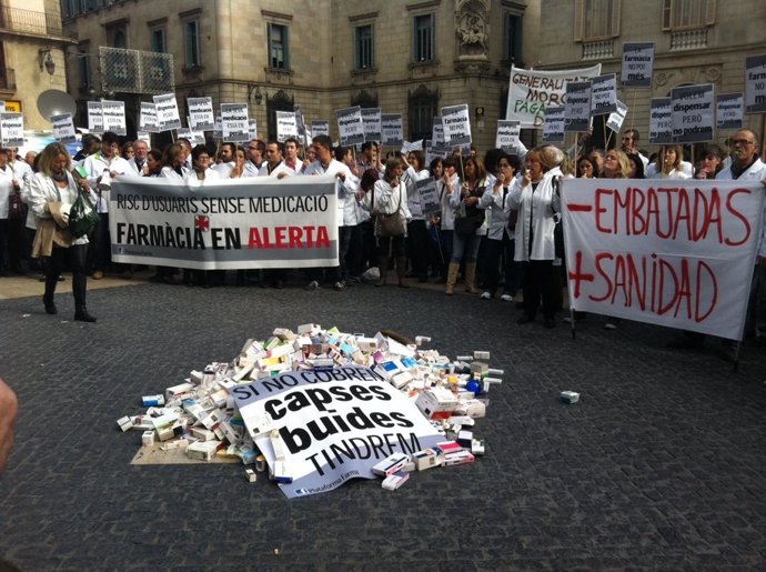 Manifestación De Farmacéuticos Contra El Retraso En Los Pagos