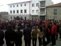 C.Casi 300 personas se concentran frente al Ayuntamiento para condenar la muerte de la joven de 17 años