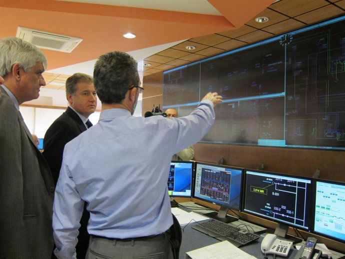 Arasti Visita El Centro De Control De E.ON España En El Polígono De Candina