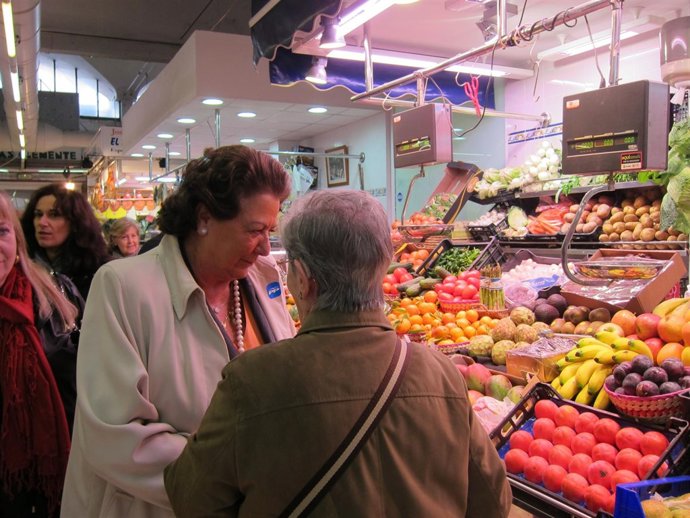 Barberá Durante Su Visita De Campaña Para El 20N Al Mercado De Rojas Clemente