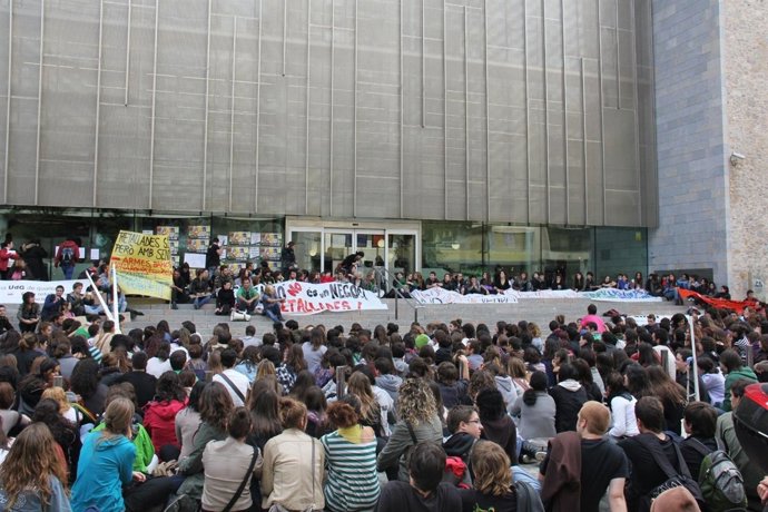 Centenares De Estudiantes Protestan Contra Los Recortes