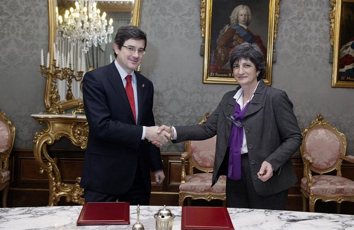 El Consejero Iribas Y Avezuela, Tras La Firma Del Convenio. 