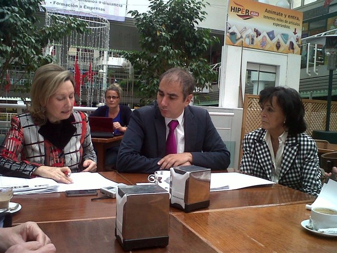 Amparo Varcarce En Una Reunión Con Responsables Del PSOE En Las Rozas