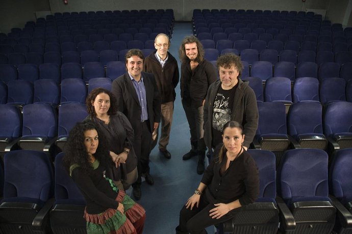 El Alcalde Con Los Participantes En La Presentación De 'Pónle Voz A Tu Silencio'