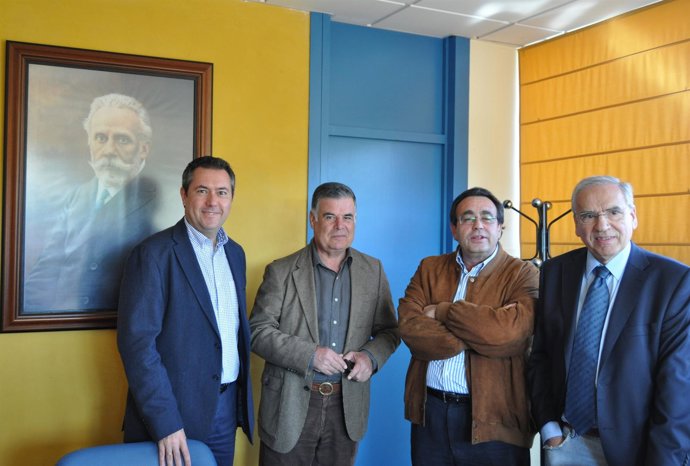 Guerra Junto A Los Líderes Del PSOE De Sevilla Y De UGT.